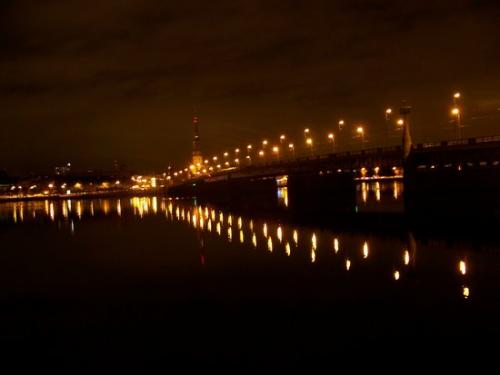Rigaer Bruecken bei Nacht (100_0325.JPG) wird geladen. Eindrucksvolle Fotos aus Lettland erwarten Sie.